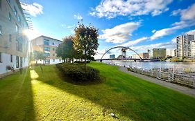2 Bedroom - River Clyde Home - Parking